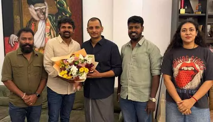 బ్లాక్ బస్టర్ సినిమాలతో దూసుకుపోతున్న లార్క్ స్టూడియోస్ బ్యానర్లో జీవా భారీ ప్రాజెక్ట్.. డైరెక్టర్ ఎవరంటే? బ్లాక్ బస్టర్ సినిమాలతో దూసుకుపోతున్న లార్క్ స్టూడియోస్ బ్యానర్లో జీవా భారీ ప్రాజెక్ట్.. డైరెక్టర్ ఎవరంటే?
