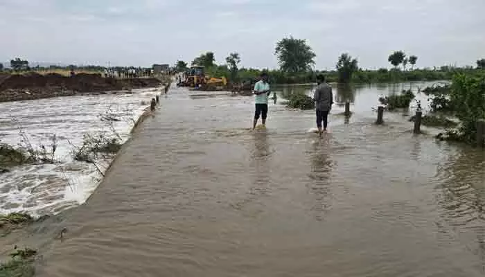 ఉధృతంగా ప్రవహిస్తున్న చౌటపల్లి వాగు.. నాలుగు గ్రామాలకు నిలిచిన రాకపోకలు! ఉధృతంగా ప్రవహిస్తున్న చౌటపల్లి వాగు.. నాలుగు గ్రామాలకు నిలిచిన రాకపోకలు!