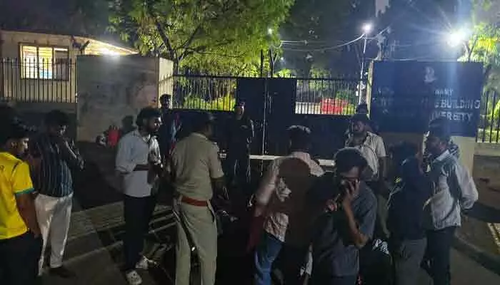 ఓయూలో అర్ధరాత్రి విద్యార్థుల ఆందోళన ఓయూలో అర్ధరాత్రి విద్యార్థుల ఆందోళన
