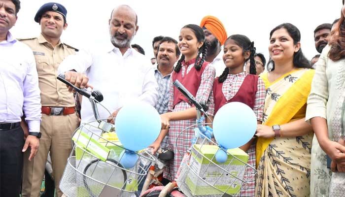 విద్యార్థులకు ‘బండి’ బంపర్ ఆఫర్..టెన్త్ విద్యార్థులందరికీ ఉచితంగా సైకిళ్లు