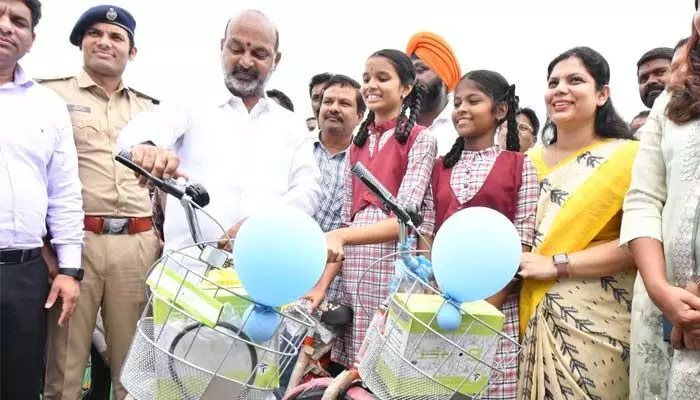 విద్యార్థులకు ‘బండి’ బంపర్ ఆఫర్..టెన్త్ విద్యార్థులందరికీ ఉచితంగా సైకిళ్లు విద్యార్థులకు ‘బండి’ బంపర్ ఆఫర్..టెన్త్ విద్యార్థులందరికీ ఉచితంగా సైకిళ్లు