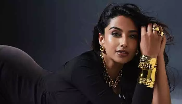 ఆ నంబర్తో మెసేజ్లు వస్తే దయచేసి నమ్మొద్దు.. అప్రమత్తంగా ఉండాలంటూ మీనాక్షి చౌదరి హెచ్చరిక ఆ నంబర్తో మెసేజ్లు వస్తే దయచేసి నమ్మొద్దు.. అప్రమత్తంగా ఉండాలంటూ మీనాక్షి చౌదరి హెచ్చరిక