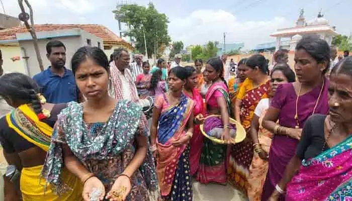 బంగారం మెరిపిస్తామని మోసం.. 8 గ్రాముల బంగారం కాజేసిన కేటుగాళ్లు! బంగారం మెరిపిస్తామని మోసం.. 8 గ్రాముల బంగారం కాజేసిన కేటుగాళ్లు!