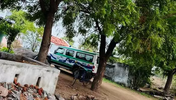 గంగాధరలో తీవ్ర చర్చనీయాంశంగా మారిన ‘102’ వాహనం.. డ్రైవర్ నిర్వాకంపై స్థానికుల ఆగ్రహం? గంగాధరలో తీవ్ర చర్చనీయాంశంగా మారిన ‘102’ వాహనం.. డ్రైవర్ నిర్వాకంపై స్థానికుల ఆగ్రహం?