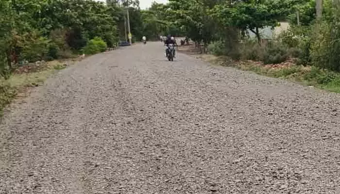 రోడ్డు ఇలా.. వెళ్లేది ఎలా..? రోడ్డు ఇలా.. వెళ్లేది ఎలా..?