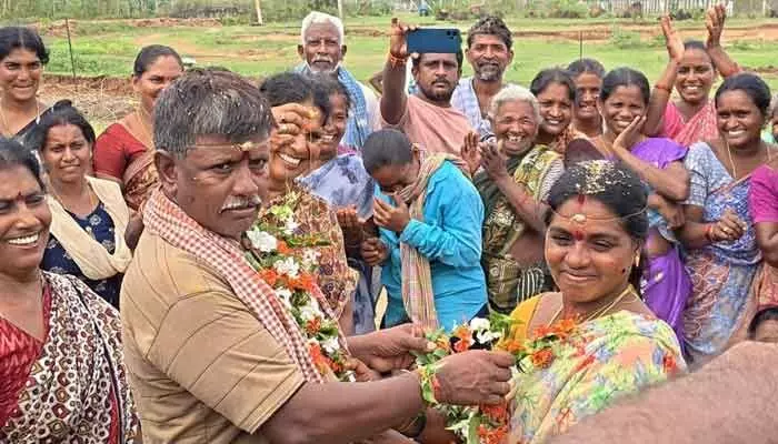 ఉపాధి హామీ కూలీల పెళ్లి తంతు.. ఉపాధి హామీ కూలీల పెళ్లి తంతు..