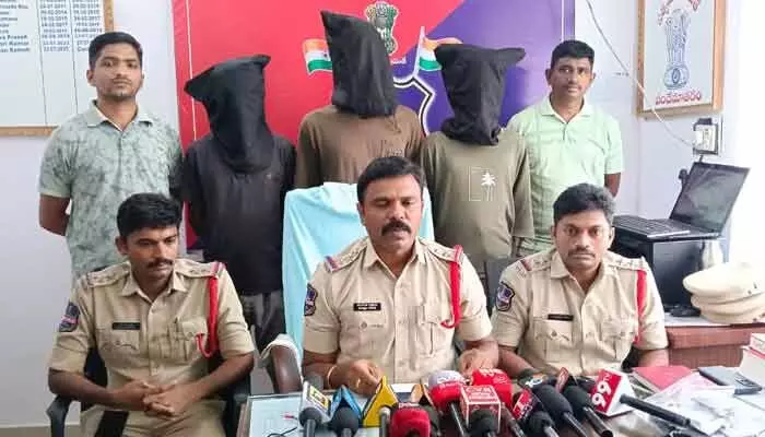 గంజాయి పై ఉక్కుపాదం.. యువత తప్పుదారి పట్టొద్దు : సీఐ ముత్యం రమేష్ గంజాయి పై ఉక్కుపాదం.. యువత తప్పుదారి పట్టొద్దు : సీఐ ముత్యం రమేష్