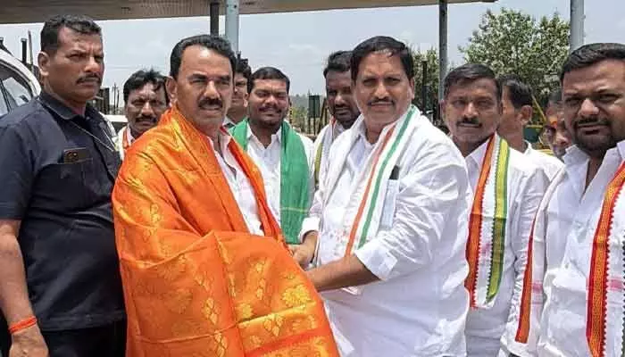 జిల్లా ఇంచార్జ్ మంత్రి జూపల్లికి స్వాగతం పలికిన కాంగ్రెస్ నాయకులు జిల్లా ఇంచార్జ్ మంత్రి జూపల్లికి స్వాగతం పలికిన కాంగ్రెస్ నాయకులు