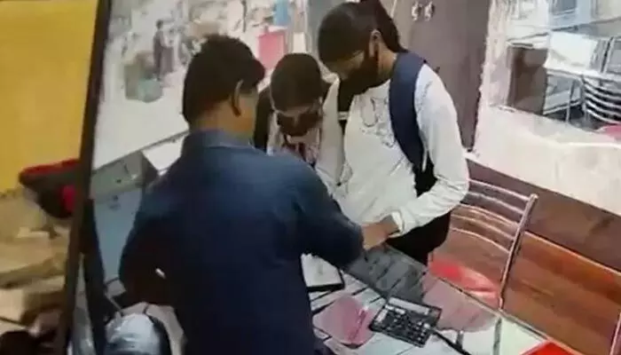 ఇంటర్ పూర్తి.. కోచింగ్ చదువు.. కానీ దోపిడీకి స్కెచ్ వేసిన టీనేజ్ యువతులు! ఇంటర్ పూర్తి.. కోచింగ్ చదువు.. కానీ దోపిడీకి స్కెచ్ వేసిన టీనేజ్ యువతులు!