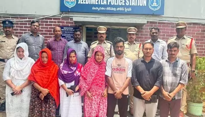 Bangladeshis : హైదరాబాద్లో ఏడుగురు బంగ్లాదేశీయుల అరెస్ట్ Bangladeshis : హైదరాబాద్లో ఏడుగురు బంగ్లాదేశీయుల అరెస్ట్