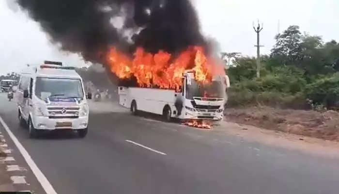 బస్సులో భారీ ప్రమాదం.. సమయస్పూర్తితో బయటపడిన డ్రైవర్, ఉద్యోగులు బస్సులో భారీ ప్రమాదం.. సమయస్పూర్తితో బయటపడిన డ్రైవర్, ఉద్యోగులు