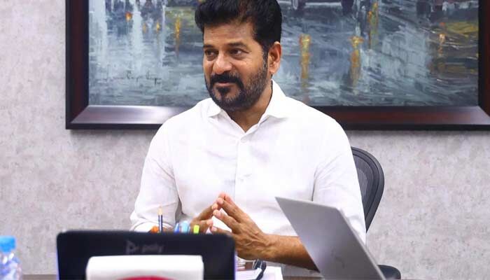 భారీ వర్షాలపై సీఎం రేవంత్ రెడ్డి హై అలర్ట్..  అత్యవసర సమీక్షలో కీలక ఆదేశాలు