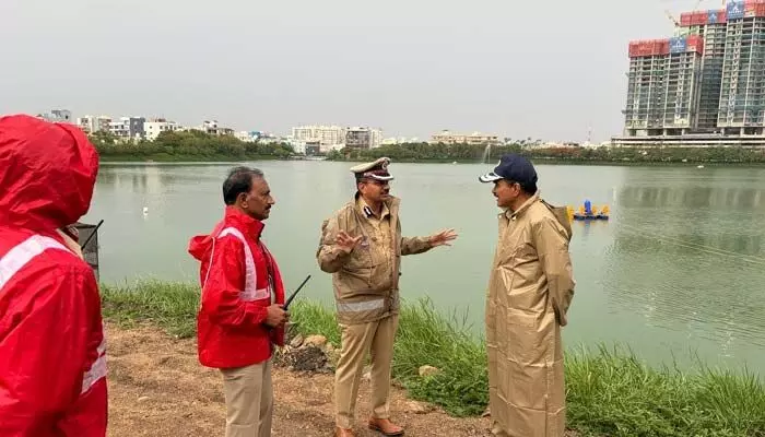 భారీ వర్షాలు.. క్షేత్రస్థాయిలో డీజీపీ సీవీ ఆనంద్ పర్యటన భారీ వర్షాలు.. క్షేత్రస్థాయిలో డీజీపీ సీవీ ఆనంద్ పర్యటన