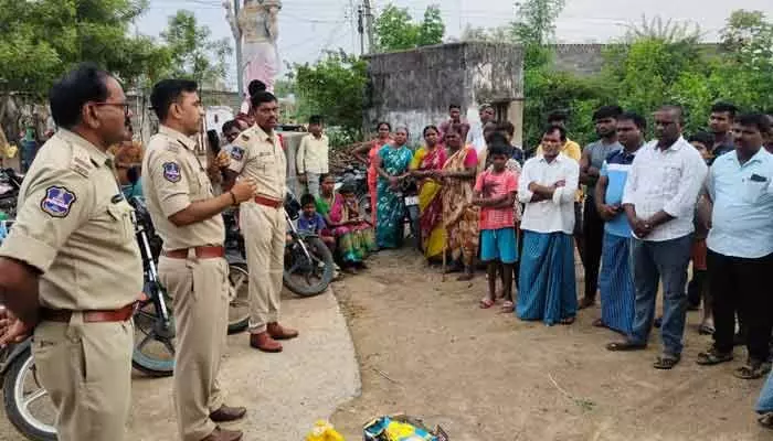 కార్డన్ అండ్ సెర్చ్ ఆపరేషన్.. ముగ్గురి పై కేసులు నమోదు కార్డన్ అండ్ సెర్చ్ ఆపరేషన్.. ముగ్గురి పై కేసులు నమోదు