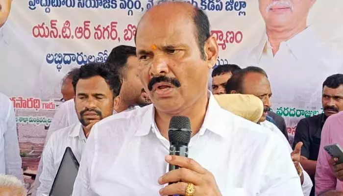 హౌసింగ్ శాఖపై మంత్రి పార్థసారథి సీరియస్.. అధికారులకు కీలక ఆదేశాలు హౌసింగ్ శాఖపై మంత్రి పార్థసారథి సీరియస్.. అధికారులకు కీలక ఆదేశాలు