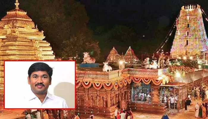 శ్రీశైలం ఆలయ ఆదాయానికి వైసీపీ ఎమ్మెల్యే గండి.. నోటీసులు జారీ చేసిన కమిటీ శ్రీశైలం ఆలయ ఆదాయానికి వైసీపీ ఎమ్మెల్యే గండి.. నోటీసులు జారీ చేసిన కమిటీ