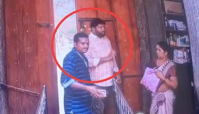 ఆలయంలో మందుబాబుల హల్ చల్.. ద్వారాలు మూసి హంగామా ఆలయంలో మందుబాబుల హల్ చల్.. ద్వారాలు మూసి హంగామా