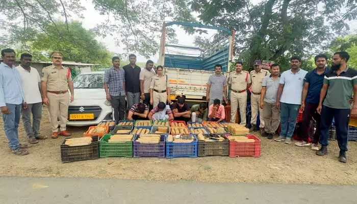 తెలంగాణలో ఈగల్ ఫోర్స్ దెబ్బ.. కోటి రూపాయల గంజాయి గుట్టురట్టు! తెలంగాణలో ఈగల్ ఫోర్స్ దెబ్బ.. కోటి రూపాయల గంజాయి గుట్టురట్టు!