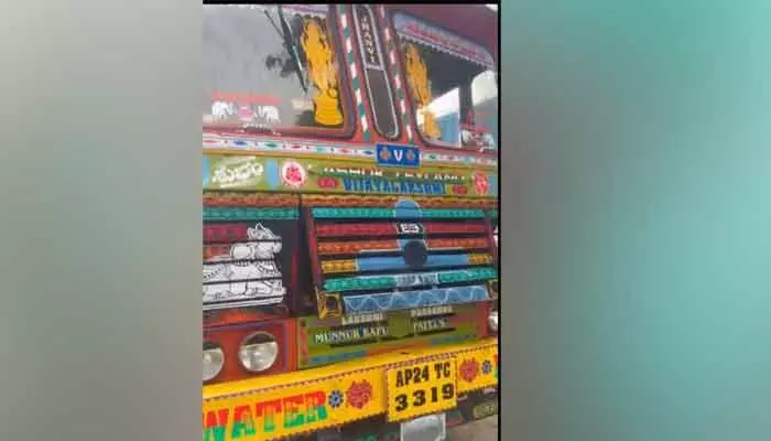 వ్యర్థ జలాల ట్యాంకర్ ని పట్టుకున్న యువకులు వ్యర్థ జలాల ట్యాంకర్ ని పట్టుకున్న యువకులు