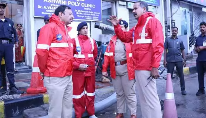 పోలీసు, వాతావరణ శాఖ సూచనలను గమనించండి: సీపీ సజ్జనార్ పోలీసు, వాతావరణ శాఖ సూచనలను గమనించండి: సీపీ సజ్జనార్