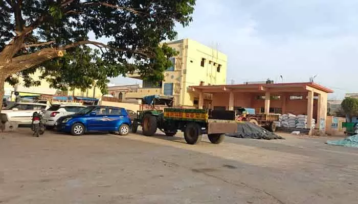 ప్రైవేటు అడ్డాలుగా మారిన ప్రయాణ ప్రాంగణాలు ప్రైవేటు అడ్డాలుగా మారిన ప్రయాణ ప్రాంగణాలు