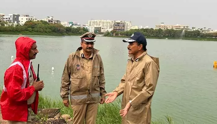 వర్షాలపై క్షేత్రస్థాయిలో డీజీపీ పర్యటన వర్షాలపై క్షేత్రస్థాయిలో డీజీపీ పర్యటన