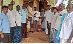కష్టకాలంలో చేయూతగా సీఎం రిలీఫ్ ఫండ్.. డోర్ టు డోర్ చెక్కుల పంపిణీ