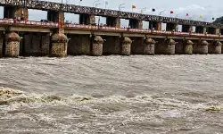 ప్రకాశం బ్యారేజీకి భారీగా వరదనీరు.. గేట్లు ఎత్తిన అధికారులు ప్రకాశం బ్యారేజీకి భారీగా వరదనీరు.. గేట్లు ఎత్తిన అధికారులు