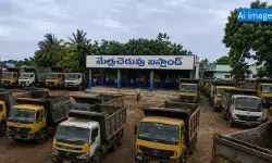 ప్రయాణికులు బయట.. టిప్పర్లు లోపల!
