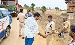 సోంపల్లి ఇసుక ర్యాంపు వద్ద ఉద్రిక్తత.. కానిస్టేబుల్, హోంగార్డుకు తీవ్ర గాయాలు సోంపల్లి ఇసుక ర్యాంపు వద్ద ఉద్రిక్తత.. కానిస్టేబుల్, హోంగార్డుకు తీవ్ర గాయాలు
