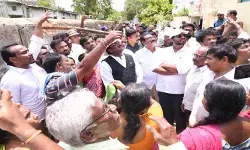 గాలివాన బీభత్సంలో నష్టపోయిన కుటుంబాలను పరామర్శించిన మంత్రి.. గాలివాన బీభత్సంలో నష్టపోయిన కుటుంబాలను పరామర్శించిన మంత్రి..