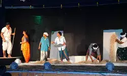 సమాజాన్ని తట్టి లేపిన మట్టి మనిషి నాటకం సమాజాన్ని తట్టి లేపిన మట్టి మనిషి నాటకం