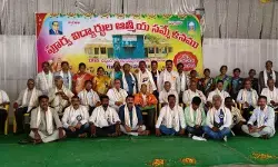 ఎన్నాళ్ల కెన్నాళ్లకో.. 35 ఏళ్ల తర్వాత పూర్వ విద్యార్థుల అపూర్వ కలయిక ఎన్నాళ్ల కెన్నాళ్లకో.. 35 ఏళ్ల తర్వాత పూర్వ విద్యార్థుల అపూర్వ కలయిక