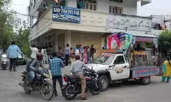 సిరి ట్రావెల్స్ యజమాని ఇంటి ముందు మృతదేహంతో ధర్నా.. కారణమిదే! సిరి ట్రావెల్స్ యజమాని ఇంటి ముందు మృతదేహంతో ధర్నా.. కారణమిదే!