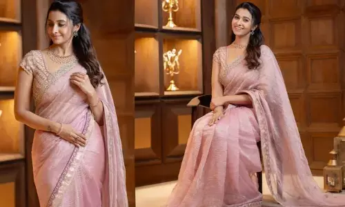 పింక్ శారీలో ట్రెడిషనల్ అందాలతో మెస్మరైజ్ చేసిన ప్రియ భవాని శంకర్
