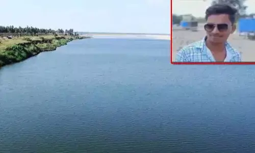 గోదావరిలో ముగ్గురు యువకుల గల్లంతు.. ఇద్దరు సురక్షితం