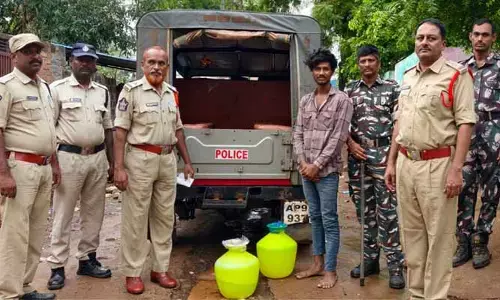 కార్డెన్ సెర్చ్.. నాటు సారా, మద్యం స్వాధీనం కార్డెన్ సెర్చ్.. నాటు సారా, మద్యం స్వాధీనం