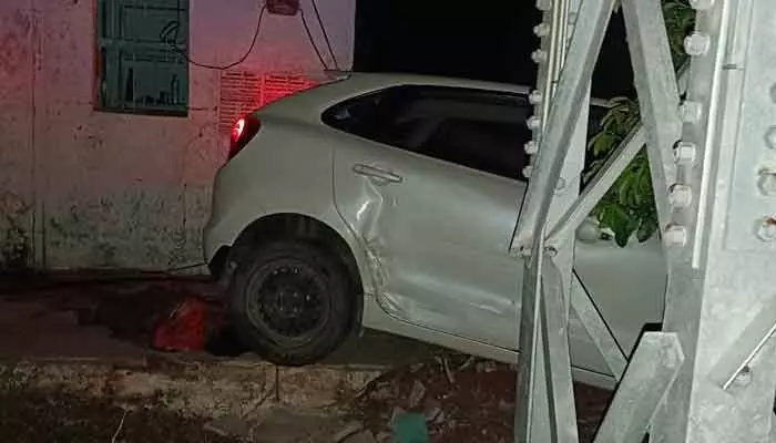 రాజీవ్ రహదారిపై ఘోర ప్రమాదం: ముగ్గురి దుర్మరణం రాజీవ్ రహదారిపై ఘోర ప్రమాదం: ముగ్గురి దుర్మరణం