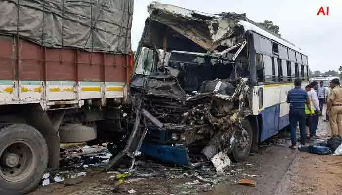 ఆగి ఉన్న లారీని ఢీ కొట్టిన బస్సు.. ప్రమాదంలో 20మంది? ఆగి ఉన్న లారీని ఢీ కొట్టిన బస్సు.. ప్రమాదంలో 20మంది?