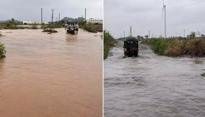 భారీ వర్షం.. నేషనల్ హైవేపై కిలోమీటర్ల మేర నిలిచిన వాహనాలు భారీ వర్షం.. నేషనల్ హైవేపై కిలోమీటర్ల మేర నిలిచిన వాహనాలు