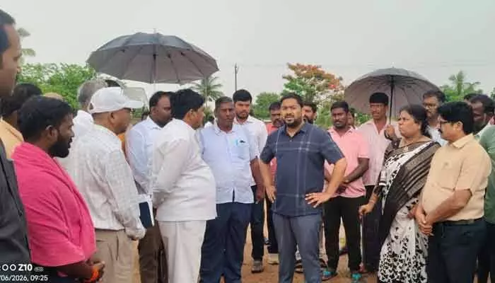 తక్షణమే వరి ధాన్యాన్ని తరలించాలి : కలెక్టర్ హేమంత్ కేశవ్ పాటిల్ తక్షణమే వరి ధాన్యాన్ని తరలించాలి : కలెక్టర్ హేమంత్ కేశవ్ పాటిల్