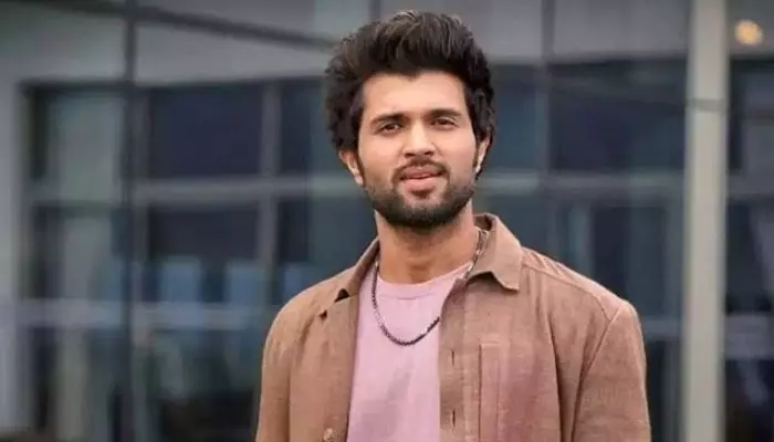 సొంత ఊరిపై తనకున్న మమకారాన్ని మరోసారి నిరూపించుకున్న విజయ్ దేవరకొండ సొంత ఊరిపై తనకున్న మమకారాన్ని మరోసారి నిరూపించుకున్న విజయ్ దేవరకొండ
