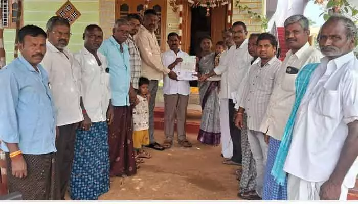 కష్టకాలంలో చేయూతగా సీఎం రిలీఫ్ ఫండ్.. డోర్ టు డోర్ చెక్కుల పంపిణీ కష్టకాలంలో చేయూతగా సీఎం రిలీఫ్ ఫండ్.. డోర్ టు డోర్ చెక్కుల పంపిణీ