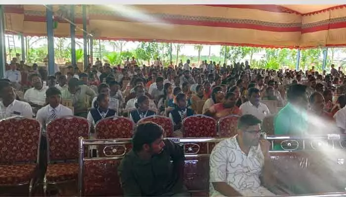 చదువుకు చేయూత.. దేవరకొండ ఫౌండేషన్ నుంచి స్కాలర్షిప్లు చదువుకు చేయూత.. దేవరకొండ ఫౌండేషన్ నుంచి స్కాలర్షిప్లు