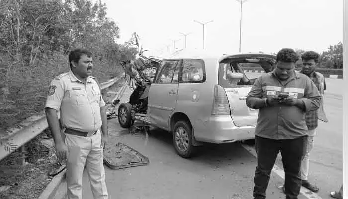 కీసర ఔటర్ రింగ్ రోడ్డు పై ప్రమాదం.. ఒకరు మృతి కీసర ఔటర్ రింగ్ రోడ్డు పై ప్రమాదం.. ఒకరు మృతి