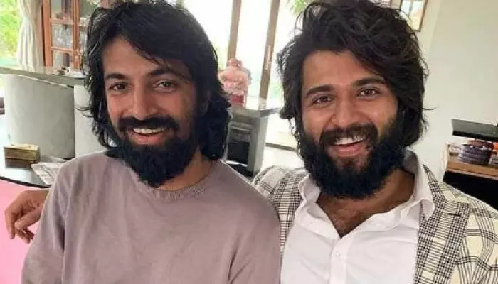 నాగ్ అశ్విన్ పై మరోసారి తన అభిమానాన్ని చాటుకున్న విజయ్ దేవరకొండ నాగ్ అశ్విన్ పై మరోసారి తన అభిమానాన్ని చాటుకున్న విజయ్ దేవరకొండ