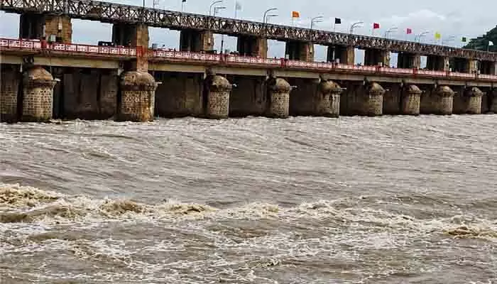 ప్రకాశం బ్యారేజీకి భారీగా వరదనీరు.. గేట్లు ఎత్తిన అధికారులు ప్రకాశం బ్యారేజీకి భారీగా వరదనీరు.. గేట్లు ఎత్తిన అధికారులు