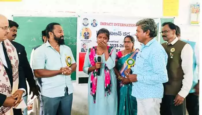 టాపర్ విద్యార్థినికి సర్పంచ్ చేయూత.. సభలోనే రూ.10 వేల ఆర్థిక సాయం టాపర్ విద్యార్థినికి సర్పంచ్ చేయూత.. సభలోనే రూ.10 వేల ఆర్థిక సాయం