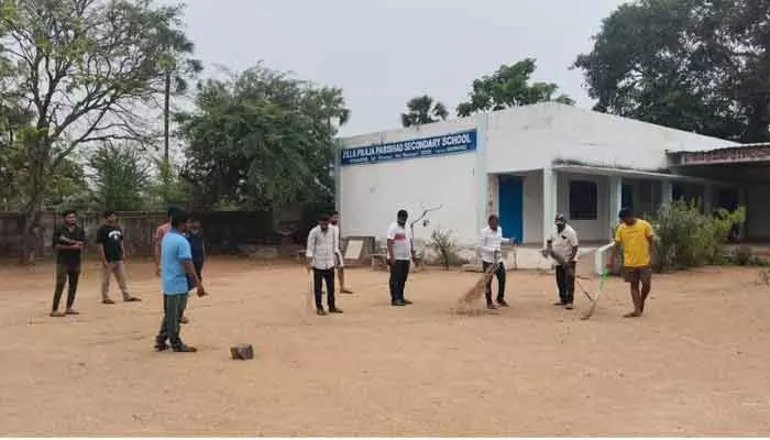 బడికి స్వాగతం.. శ్రమదానంతో స్కూల్ దారి శుభ్రం చేసిన సర్పంచ్ బడికి స్వాగతం.. శ్రమదానంతో స్కూల్ దారి శుభ్రం చేసిన సర్పంచ్