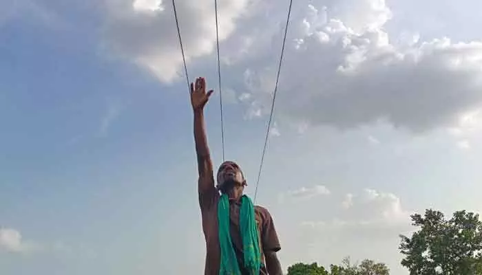 ప్రమాదకర స్థితిలో విద్యుత్ స్తంభాలు.. ప్రమాదకర స్థితిలో విద్యుత్ స్తంభాలు..